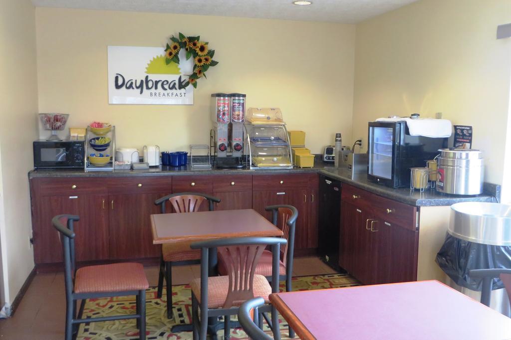 Days Inn By Wyndham Plainfield Bagian luar foto